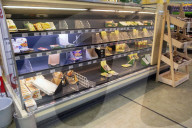 NEWS - Coronavirus: Leere Regale in einem Supermarkt in Prenzlauer Berg. Berlin
