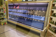 NEWS - Coronavirus: Leere Regale in einem Supermarkt in Prenzlauer Berg. Berlin