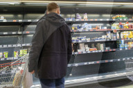 NEWS - Coronavirus: Leere Regale in einem Supermarkt in Prenzlauer Berg. Berlin