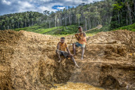 REPORTAGE - Illegale Suche nach blauen Saphiren auf Madagaskar