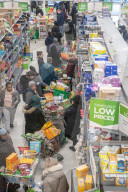 NEWS - Coronavirus: Frühmorgendliches Warten auf die Eröffnung von Waitrose in London
