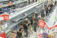 NEWS - Coronavirus: Frühmorgendliches Warten auf die Eröffnung von Waitrose in London