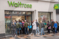 NEWS - Coronavirus: Frühmorgendliches Warten auf die Eröffnung von Waitrose in London