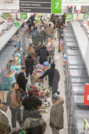 NEWS - Coronavirus: Frühmorgendliches Warten auf die Eröffnung von Waitrose in London