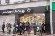 NEWS - Coronavirus: Frühmorgendliches Warten auf die Eröffnung von Waitrose in London