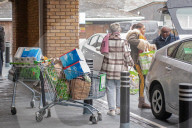 NEWS - Coronavirus: Frühmorgendliches Warten auf die Eröffnung von Waitrose in London