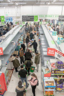 NEWS - Coronavirus: Frühmorgendliches Warten auf die Eröffnung von Waitrose in London