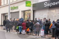 NEWS - Coronavirus: Frühmorgendliches Warten auf die Eröffnung von Waitrose in London