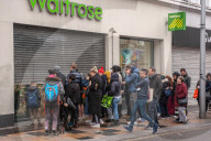 NEWS - Coronavirus: Frühmorgendliches Warten auf die Eröffnung von Waitrose in London