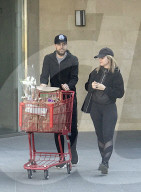 EXKLUSIV - Mena Suvari und ihr Ehemann Michael Hope shoppen in LA