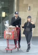 EXKLUSIV - Mena Suvari und ihr Ehemann Michael Hope shoppen in LA
