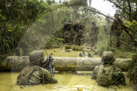 NEWS - US-Marines in harter Dschungelkampf-Ausbildung  in Okinawa, Japan