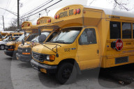 NEWS - Coronavirus: Geparkte Schulbusse in Brooklyn