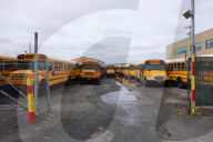 NEWS - Coronavirus: Geparkte Schulbusse in Brooklyn