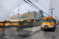 NEWS - Coronavirus: Geparkte Schulbusse in Brooklyn