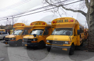 NEWS - Coronavirus: Geparkte Schulbusse in Brooklyn