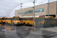 NEWS - Coronavirus: Geparkte Schulbusse in Brooklyn