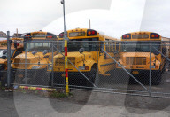NEWS - Coronavirus: Geparkte Schulbusse in Brooklyn