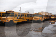 NEWS - Coronavirus: Geparkte Schulbusse in Brooklyn
