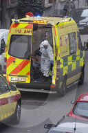 NEWS - Coronavirus: Brüssel - Ambulanz holt Erkrankten