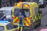 NEWS - Coronavirus: Brüssel - Ambulanz holt Erkrankten