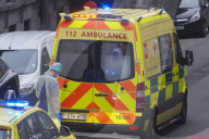 NEWS - Coronavirus: Brüssel - Ambulanz holt Erkrankten