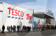 NEWS - Coronavirus: Warteschlange des NHS-Personals  für exklusive Früheröffnung bei Tesco in GB