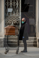 NEWS - Coronavirus: Beerdigung mit einem einzigen Verwandten auf dem Friedhof von Seriate, Italien