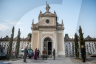 NEWS - Coronavirus: Beerdigung mit einem einzigen Verwandten auf dem Friedhof von Seriate, Italien