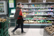 NEWS - Coronavirus:  Freiwillige Helfer beliefern ältere Menschen in Quarantäne in Moskau