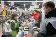 NEWS - Coronavirus:  Freiwillige Helfer beliefern ältere Menschen in Quarantäne in Moskau