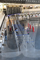 NEWS - Coronavirus: Gähnende Leere in der Abflughalle am Flughafen Frankfurt