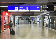 NEWS - Coronavirus: Gähnende Leere in der Abflughalle am Flughafen Frankfurt