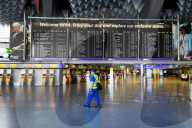 NEWS - Coronavirus: Gähnende Leere in der Abflughalle am Flughafen Frankfurt