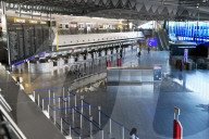 NEWS - Coronavirus: Gähnende Leere in der Abflughalle am Flughafen Frankfurt