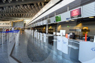 NEWS - Coronavirus: Gähnende Leere in der Abflughalle am Flughafen Frankfurt