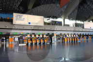 NEWS - Coronavirus: Gähnende Leere in der Abflughalle am Flughafen Frankfurt