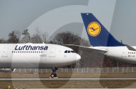 NEWS - Coronavirus: Gähnende Leere in der Abflughalle am Flughafen Frankfurt
