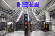 NEWS - Coronavirus: Gähnende Leere in der Abflughalle am Flughafen Frankfurt