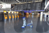 NEWS - Coronavirus: Gähnende Leere in der Abflughalle am Flughafen Frankfurt
