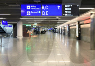NEWS - Coronavirus: Gähnende Leere in der Abflughalle am Flughafen Frankfurt
