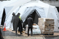 NEWS - Coronavirus: US-Armee errichtet temporäre Leichenhalle vor dem Bellevue Hospital in Manhattan