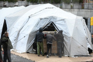 NEWS - Coronavirus: US-Armee errichtet temporäre Leichenhalle vor dem Bellevue Hospital in Manhattan