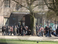 NEWS - Coronavirus: Trotz Kontaktverbot: Viele Obdachlose und Drogenabhängige vor der Drogenkonsumstelle Drob Inn in Hamburg