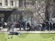 NEWS - Coronavirus: Trotz Kontaktverbot: Viele Obdachlose und Drogenabhängige vor der Drogenkonsumstelle Drob Inn in Hamburg