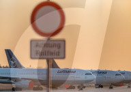 NEWS - Coronavirus:  Flugzeuge der Lufthansa stehen am Boden in Frankfurt