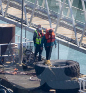 NEWS -  Grossbritannien: Migranten werden im Hafen von Dover an Land gebracht
