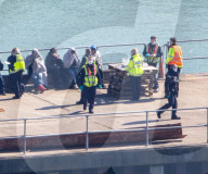 NEWS -  Grossbritannien: Migranten werden im Hafen von Dover an Land gebracht