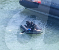 NEWS -  Grossbritannien: Migranten werden im Hafen von Dover an Land gebracht