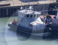 NEWS -  Grossbritannien: Migranten werden im Hafen von Dover an Land gebracht